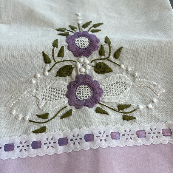 NWT Embroidered Flowers Kitchen Linen - Picture 2 of 6